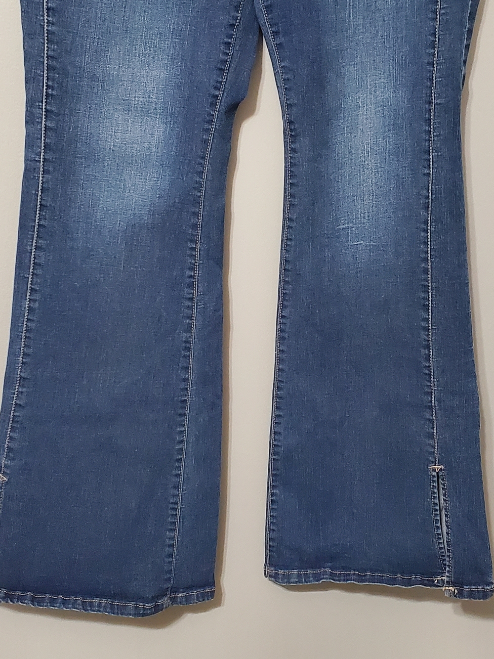 Bandolino Reagan Flare Jeans Pull On Women's Size 16 - Picture 3 of 9